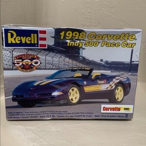 Revell 1998 Chevy Corvette Indy 500 Pace Car Plastic Model Car Kit 1:25